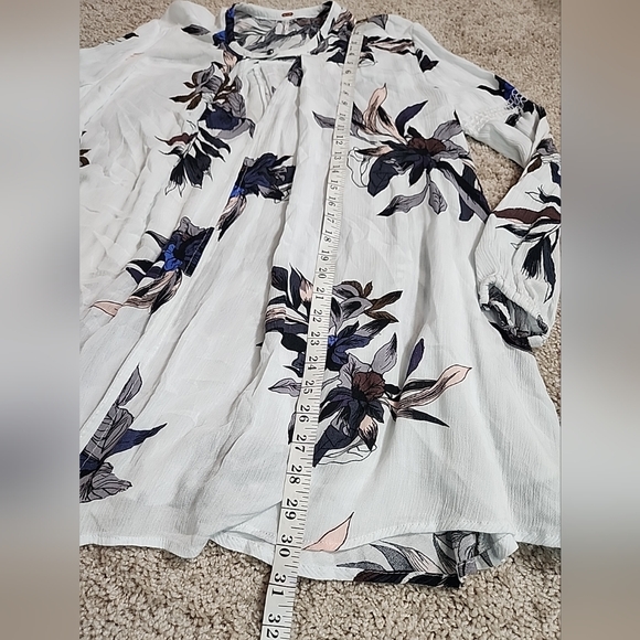 Free People Boho Floral White Tunic Top Blouse Keyhole Front Pockets Size Medium - Picture 7 of 10